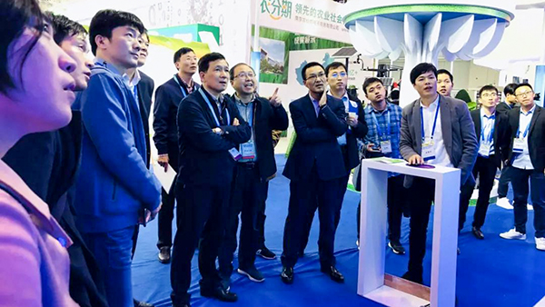 浙江省農(nóng)業(yè)農(nóng)村廳林健東廳長(zhǎng)一行關(guān)注浙江省智慧農(nóng)業(yè)云平臺(tái)新業(yè)務(wù)模塊建設(shè)及應(yīng)用情況。