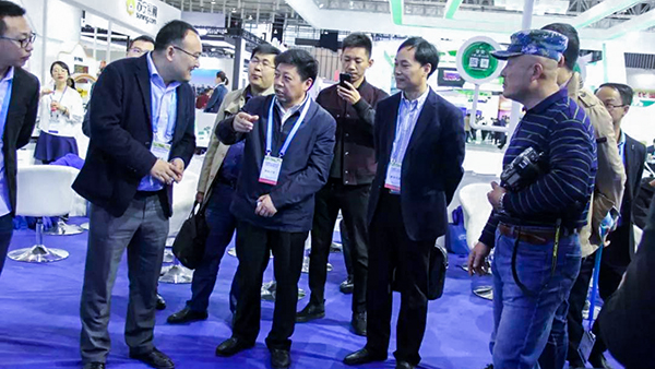 江蘇省淮安市肖進(jìn)方副市長(zhǎng)一行、山西省農(nóng)牧業(yè)信息中心馮耀斌主任蒞臨展位。