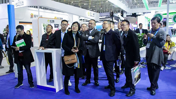 江蘇省淮安市肖進(jìn)方副市長(zhǎng)一行、山西省農(nóng)牧業(yè)信息中心馮耀斌主任蒞臨展位。