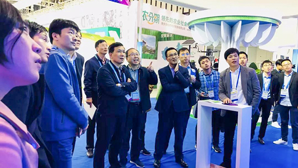 浙江省農業農村廳林健東廳長一行關注浙江省智慧農業云平臺新業務模塊建設及應用情況。