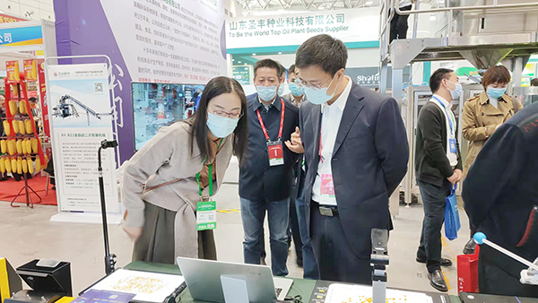 各領導專家蒞臨托普云農展位