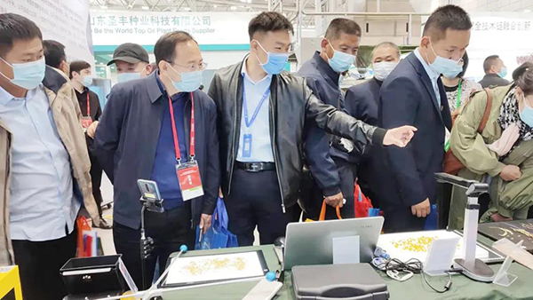 各領導專家蒞臨托普云農展位