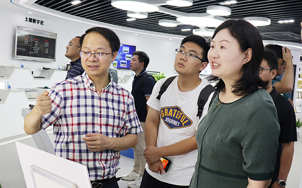 劉燕副主任一行參觀數(shù)字三農(nóng)展廳