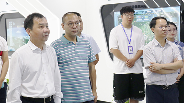 柴世民局長一行參觀托普云農數字三農展廳