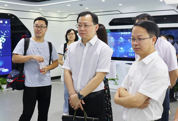 劉兵院長一行參觀托普云農數字三農展廳