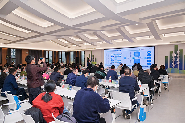 托普云農智慧農業研究院院長朱旭華作經驗發布