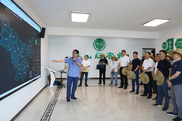 參觀國(guó)家級(jí)“三區(qū)四情”耕地質(zhì)量監(jiān)測(cè)點(diǎn)、監(jiān)測(cè)信息化平臺(tái)