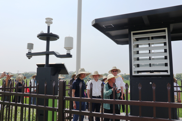 參觀高標(biāo)準(zhǔn)農(nóng)田、耕肥數(shù)字化應(yīng)用場(chǎng)景、浙江鄉(xiāng)村大腦、“浙農(nóng)優(yōu)品”多跨應(yīng)用場(chǎng)景