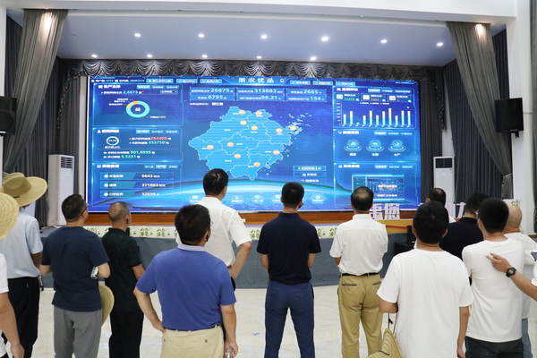 參觀高標(biāo)準(zhǔn)農(nóng)田、耕肥數(shù)字化應(yīng)用場(chǎng)景、浙江鄉(xiāng)村大腦、“浙農(nóng)優(yōu)品”多跨應(yīng)用場(chǎng)景