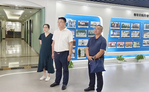 酒泉肅州區(qū)政府黨組成員、副區(qū)長范志俊參觀托普云農(nóng)展廳